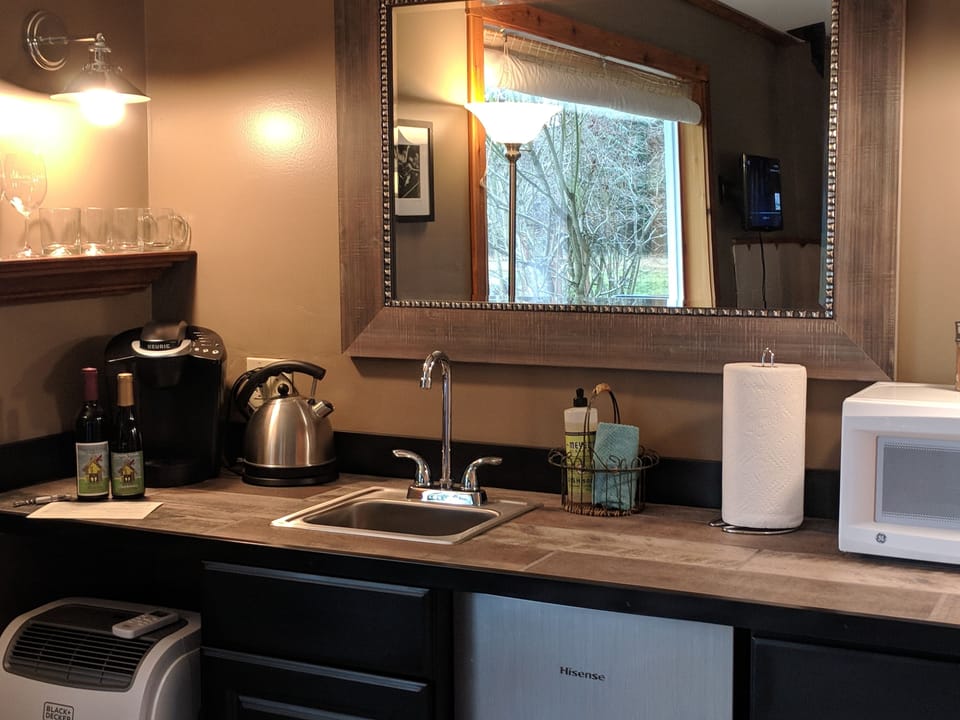 Double Room, 1 Queen Bed, Non Smoking, Ocean View | In-room dining