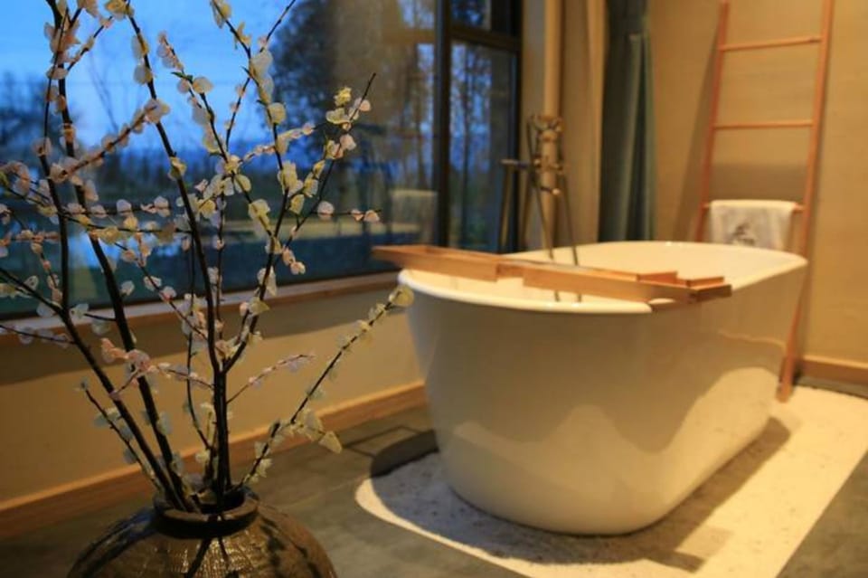 Deep soaking bathtub
