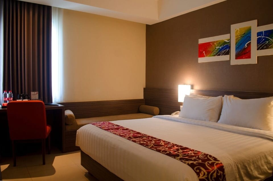 Deluxe Double Room, 1 Double Bed | Desk, bed sheets