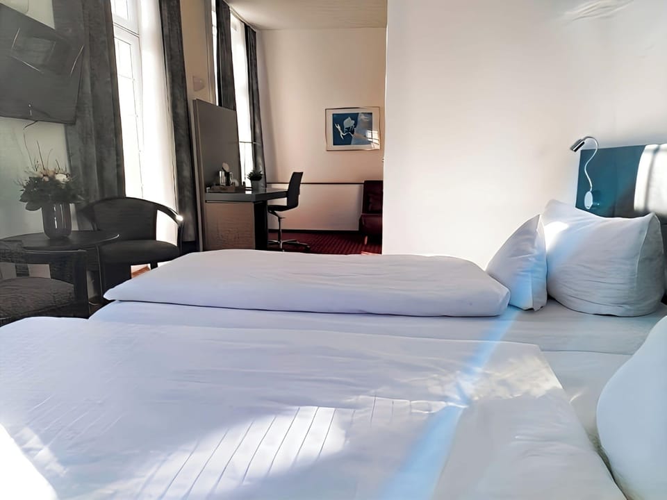 Business Double Room, Non Smoking | Minibar, individually decorated, individually furnished, desk