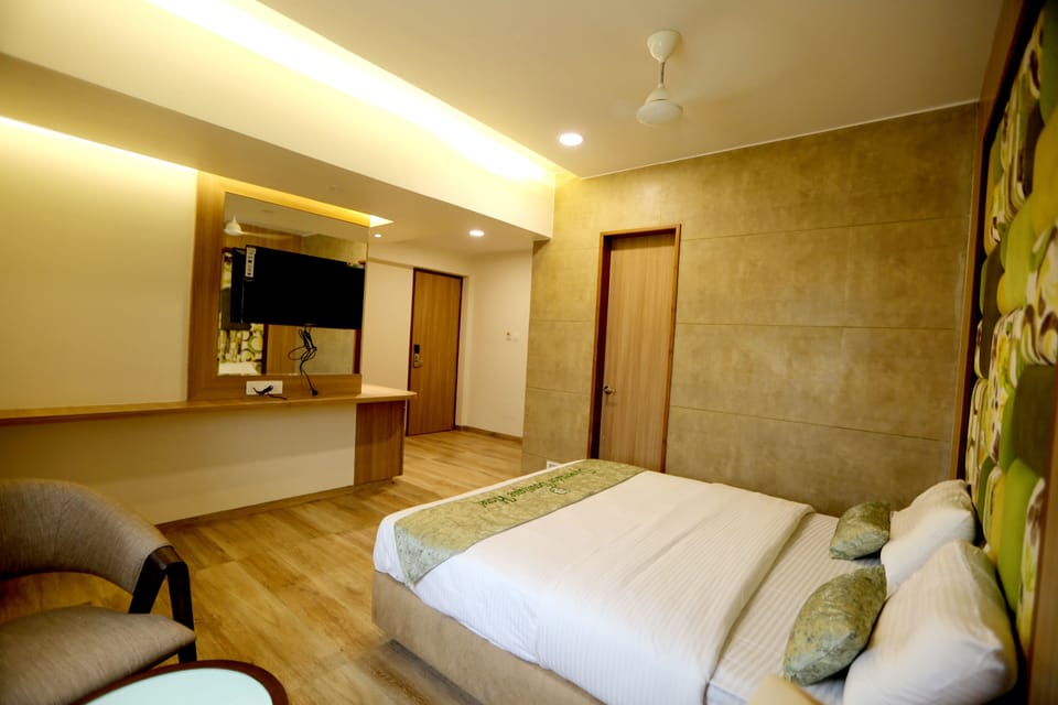 Deluxe Room | In-room safe, iron/ironing board, rollaway beds, free WiFi