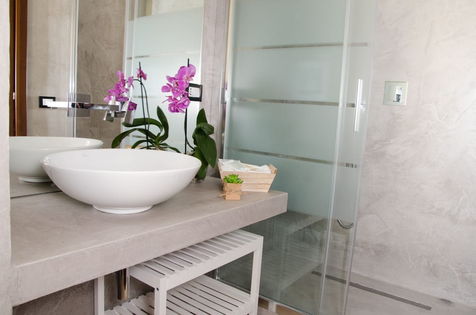 Deluxe Double Room (2) | Bathroom | Shower, rainfall showerhead, free toiletries, hair dryer