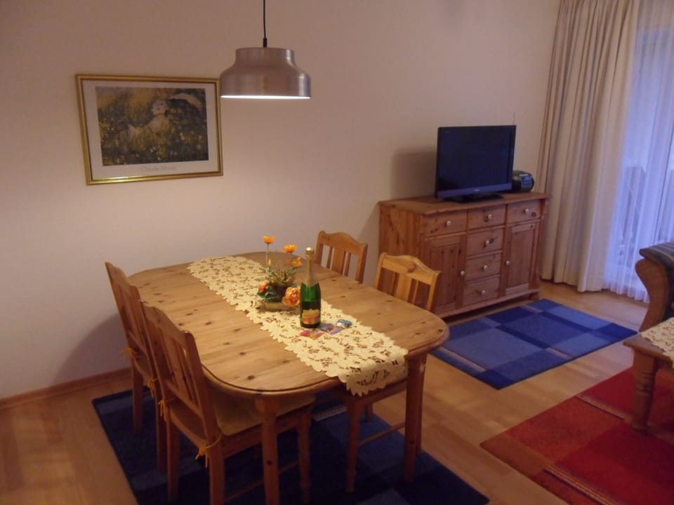 Basic Apartment, Non Smoking | Living area | Flat-screen TV
