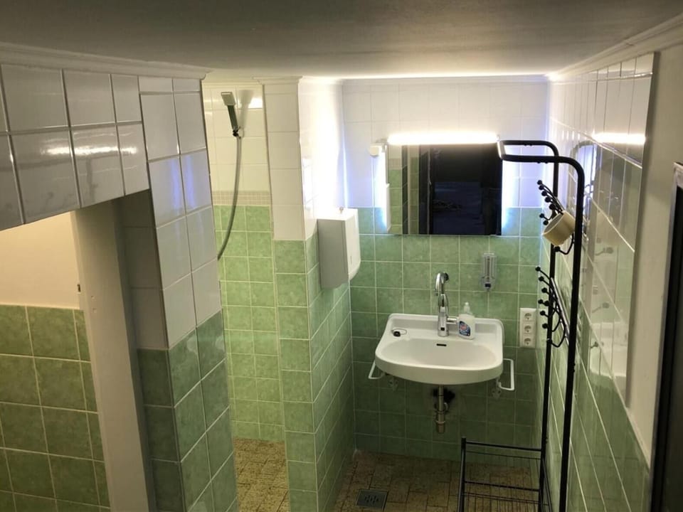 Shower, towels