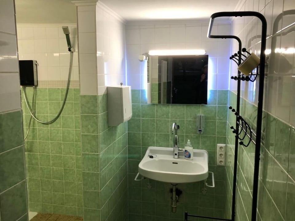 Shower, towels