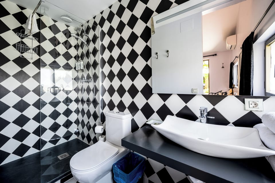 Design Double Room Single Use, 1 Double Bed, Private Bathroom, Garden View (MiniMaxi) | Bathroom | Shower, rainfall showerhead, free toiletries, towels