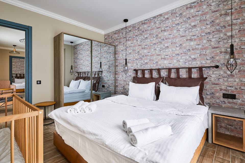 King Suite | Premium bedding, in-room safe, desk, laptop workspace