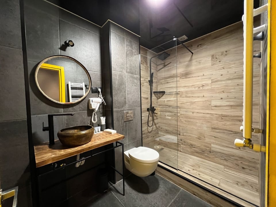Standard Triple Room | Bathroom | Shower, hydromassage showerhead, hair dryer, bathrobes