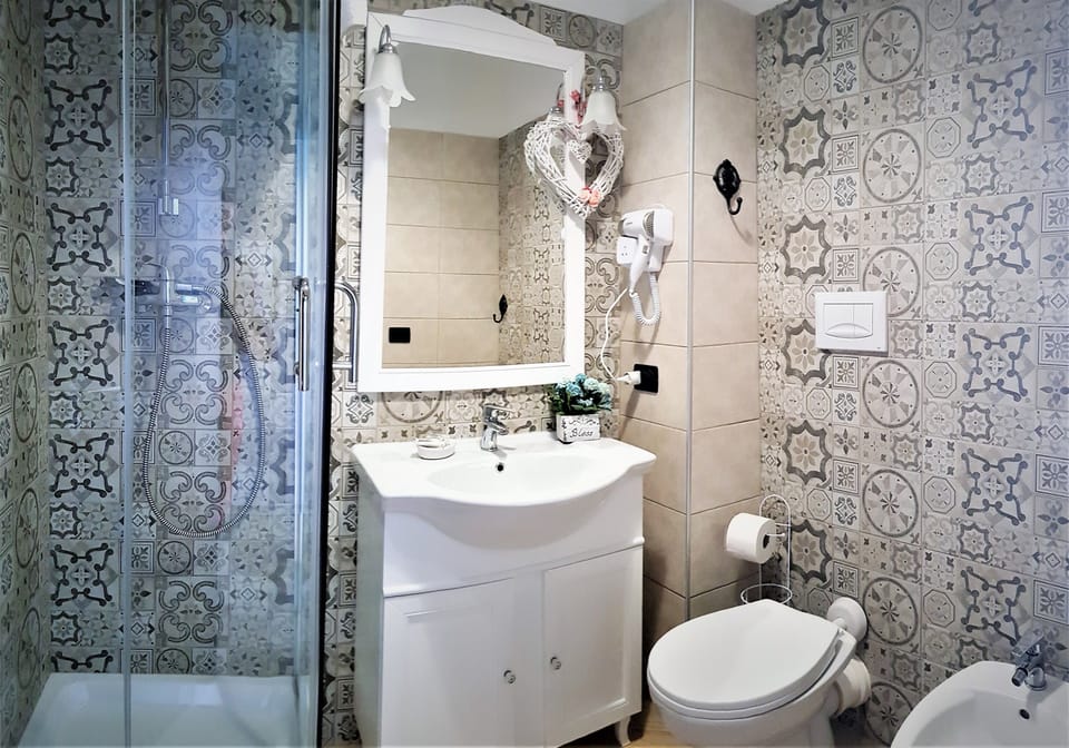 Double Room, Garden View (101) | Bathroom | Shower, rainfall showerhead, hair dryer, bidet