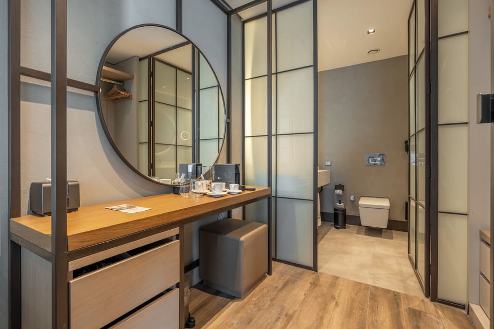 Cave Deluxe Suite | Bathroom | Shower, rainfall showerhead, free toiletries, hair dryer