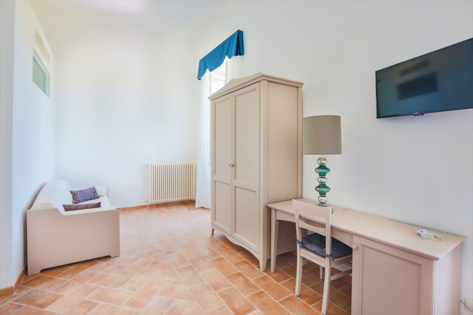 Deluxe Quadruple Room | Desk, free WiFi, bed sheets