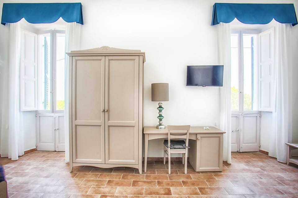 Deluxe Quadruple Room | Desk, free WiFi, bed sheets