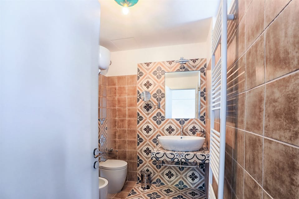 Separate tub and shower, free toiletries, hair dryer, towels