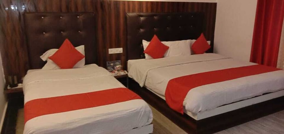 Super Deluxe AC Room | Desk, blackout drapes, rollaway beds, bed sheets