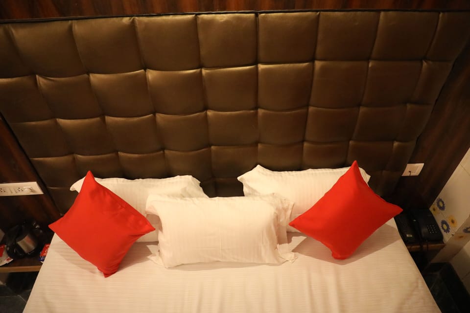 Super Deluxe AC Room | Desk, blackout drapes, rollaway beds, bed sheets