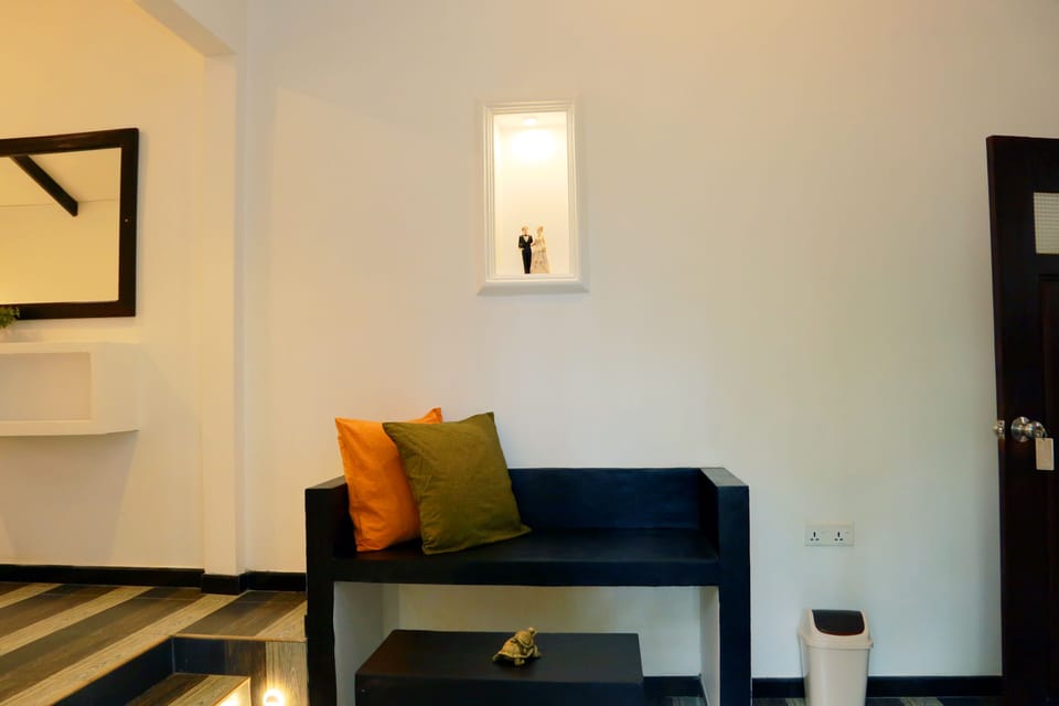 Deluxe Room, 1 King Bed, Garden View | Blackout drapes, iron/ironing board, WiFi, bed sheets