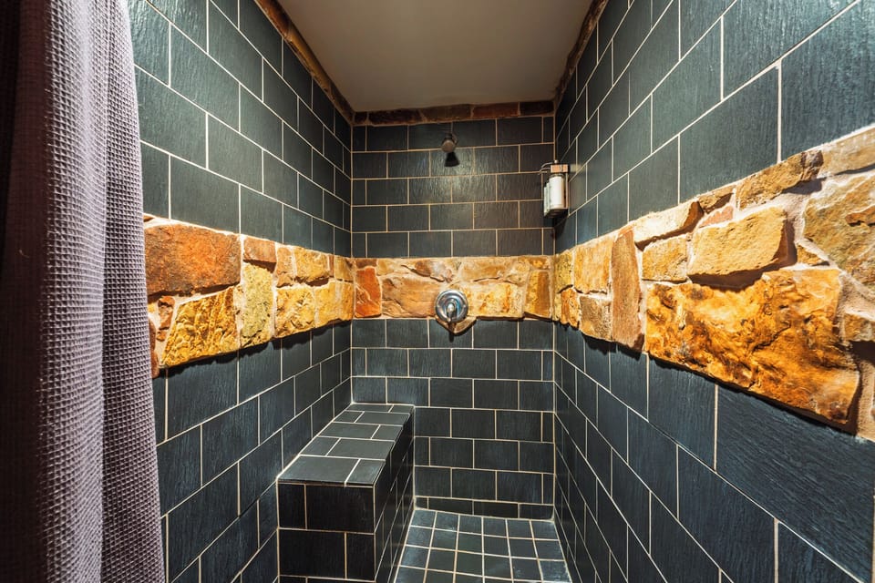 Bali Room | Bathroom | Shower, towels, shampoo