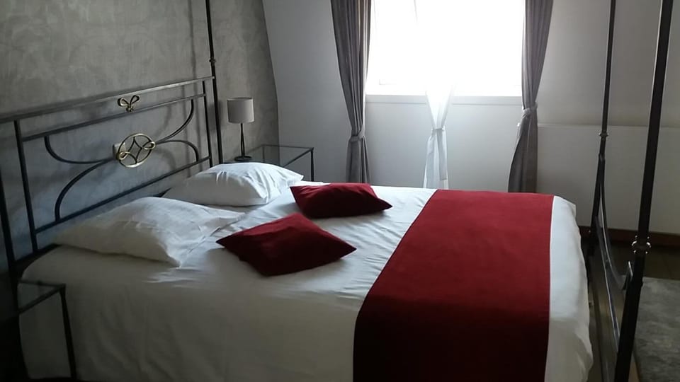 Minibar, in-room safe, desk, free WiFi