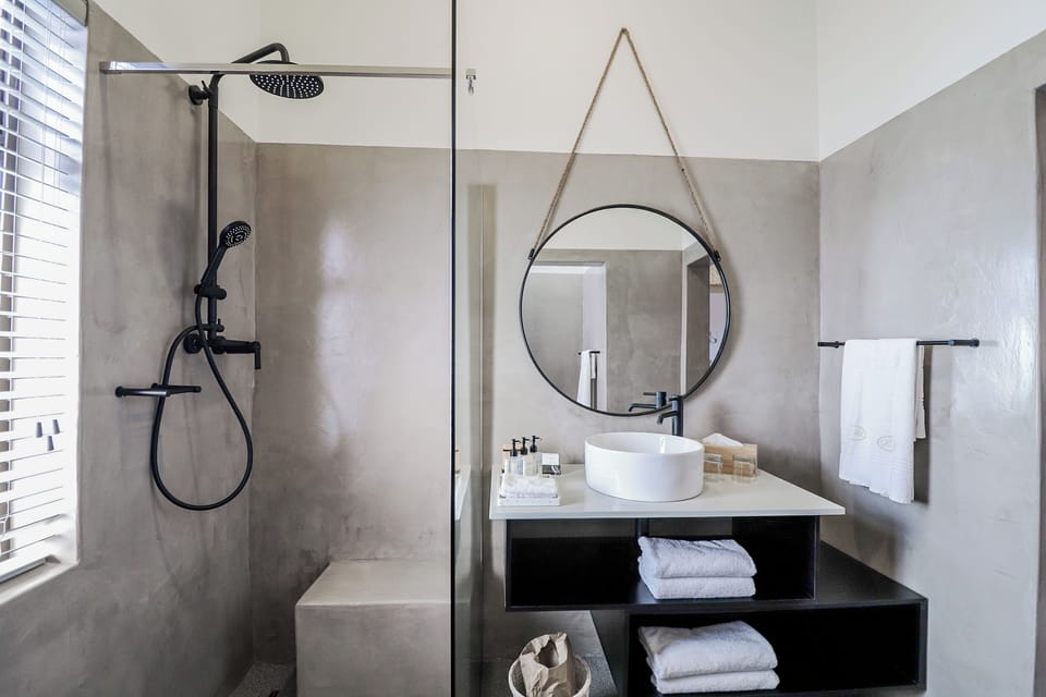 Standard Garden View Room | Bathroom | Free toiletries, hair dryer, bathrobes, towels