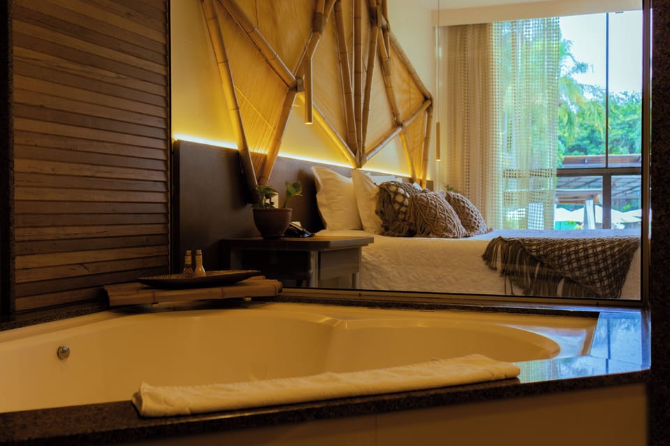 Deluxe Suite | Minibar, in-room safe, desk, laptop workspace