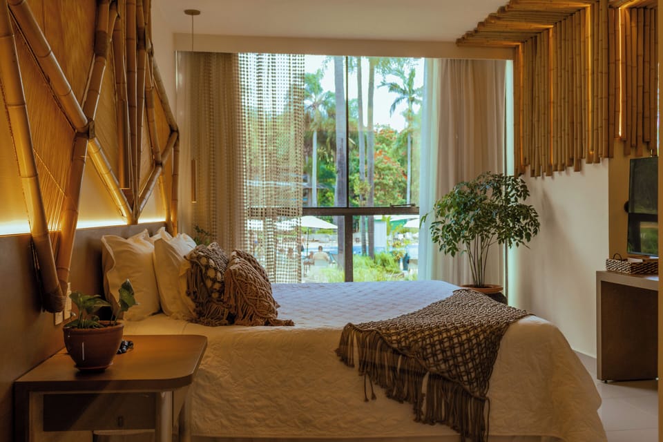 Deluxe Suite | Minibar, in-room safe, desk, laptop workspace