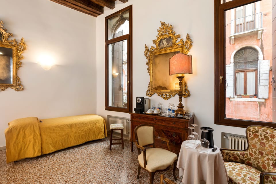 Luxury Townhome, Canal View | Egyptian cotton sheets, hypo-allergenic bedding, minibar, free WiFi
