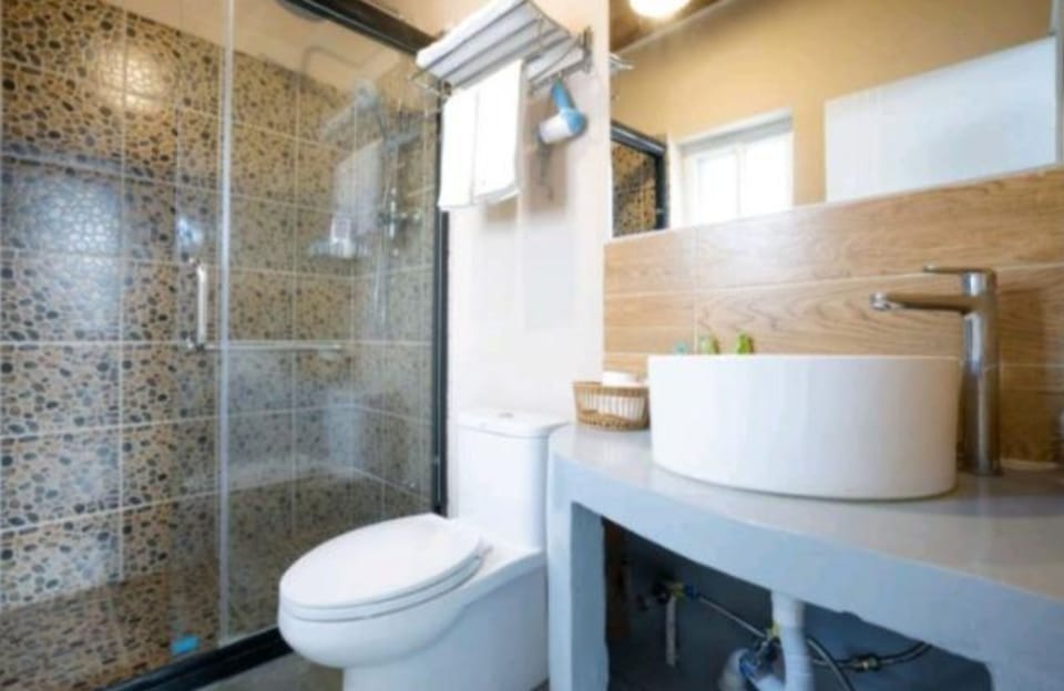 Villa | Bathroom | Shower, rainfall showerhead, free toiletries, hair dryer