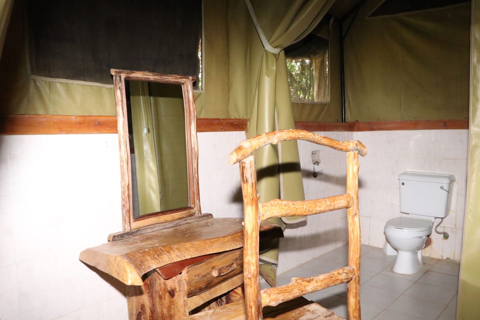 Shower, hydromassage showerhead, free toiletries, slippers