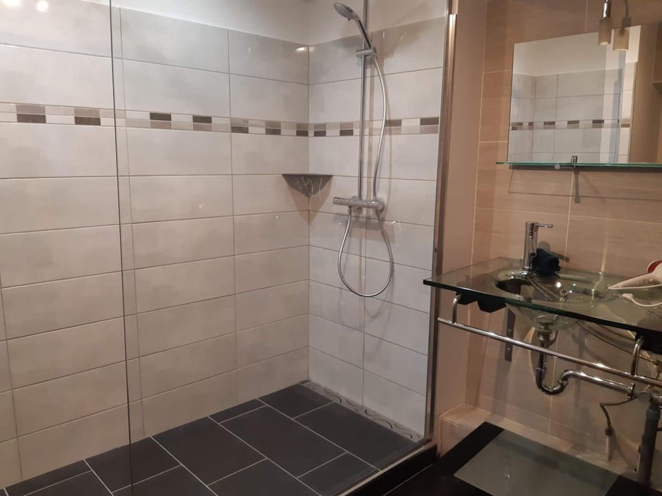 Triple Room (L'Hortus) | Bathroom | Free toiletries, hair dryer, bathrobes, towels