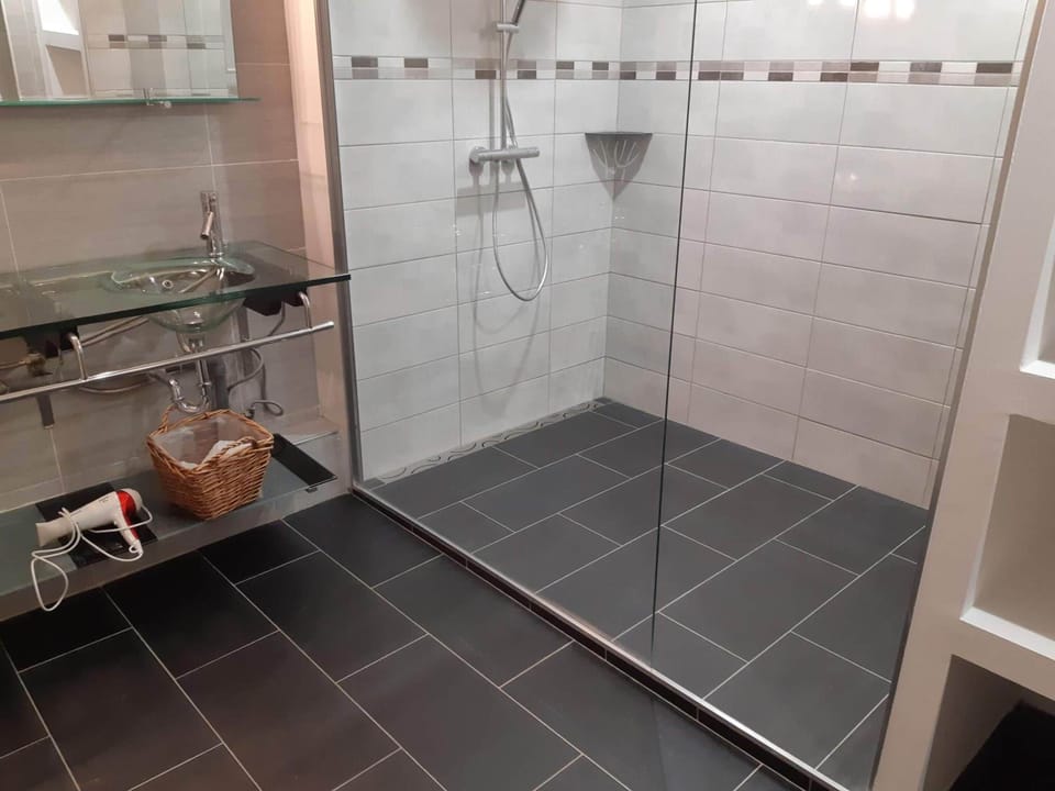 Suite (Pic Saint Loup) | Bathroom | Free toiletries, hair dryer, bathrobes, towels