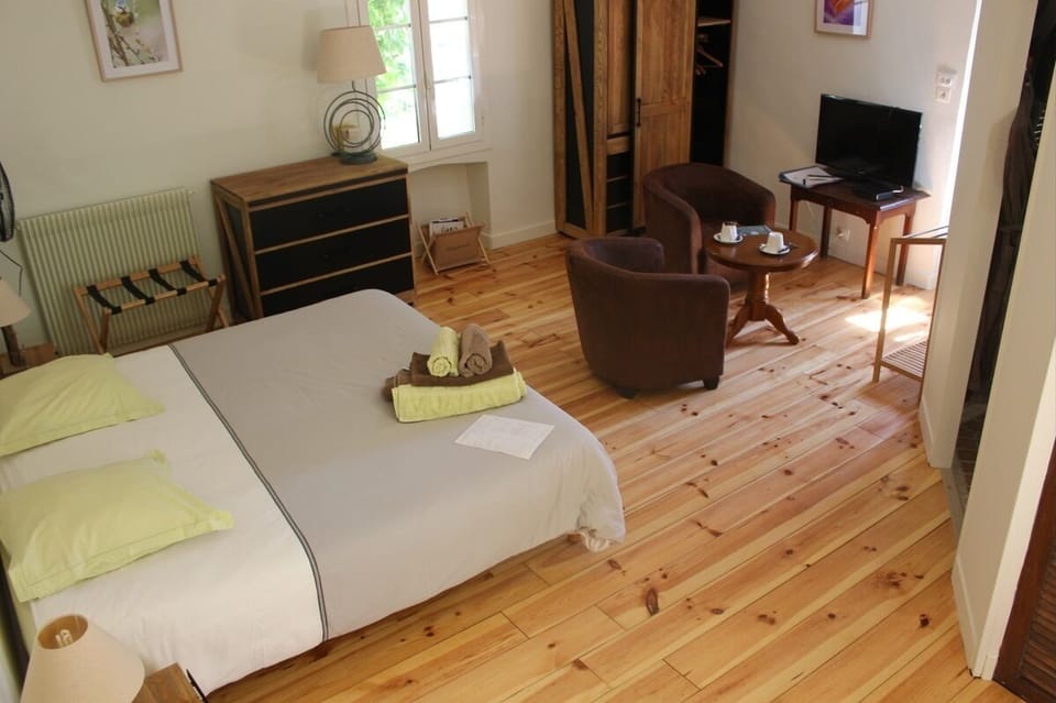 Double Room (Les Cévennes) | Individually decorated, individually furnished, soundproofing, free WiFi