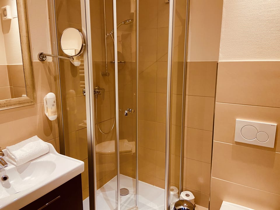 Economy Double Room | Bathroom | Hair dryer, bathrobes, slippers, towels