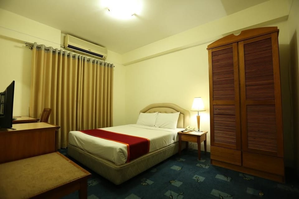 Deluxe Room, 1 Double Bed, Non Smoking | 1 bedroom, in-room safe, desk, iron/ironing board