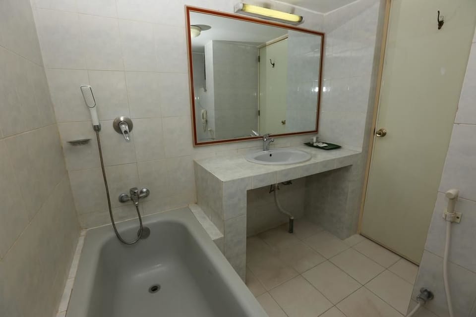 Deluxe Room, 1 Double Bed, Non Smoking | Bathroom | Free toiletries, hair dryer, bathrobes, slippers