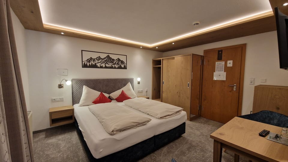 Standard Double Room | In-room safe, desk, soundproofing, free WiFi
