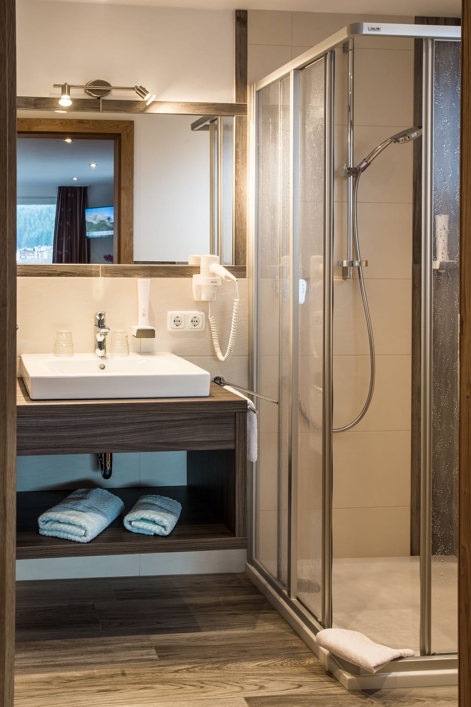 Standard Double Room | Bathroom | Shower, hair dryer, towels