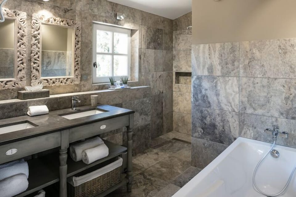 Classic Room, Vineyard View | Bathroom | Shower, free toiletries, hair dryer, bathrobes