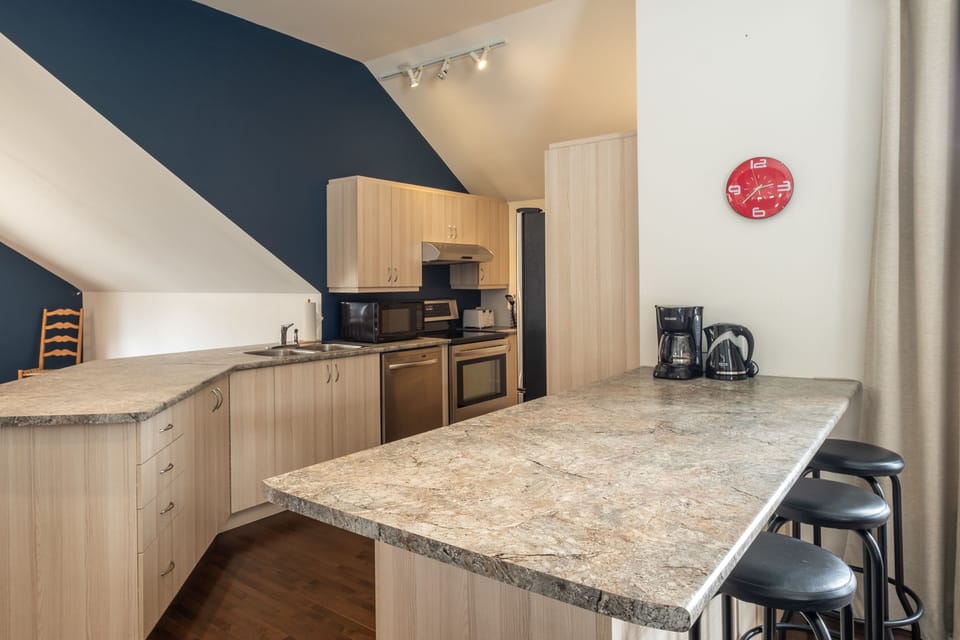 Comfort Chalet, Terrace, Mountain View | Private kitchen | Coffee/tea maker, fridge, microwave, oven