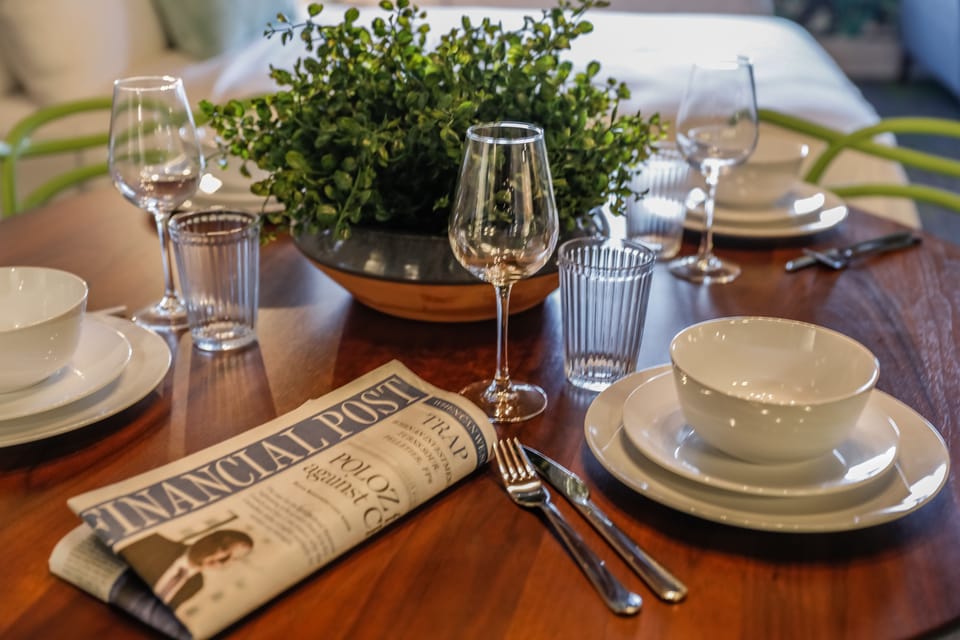 Neverly Hills Suite | In-room dining