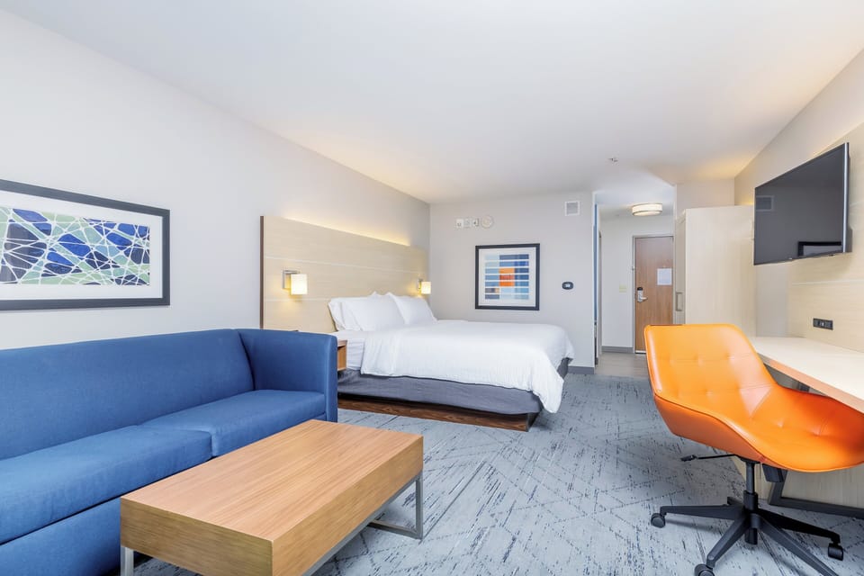 Suite, 1 Twin Bed (Communications) | In-room safe, desk, laptop workspace, blackout drapes