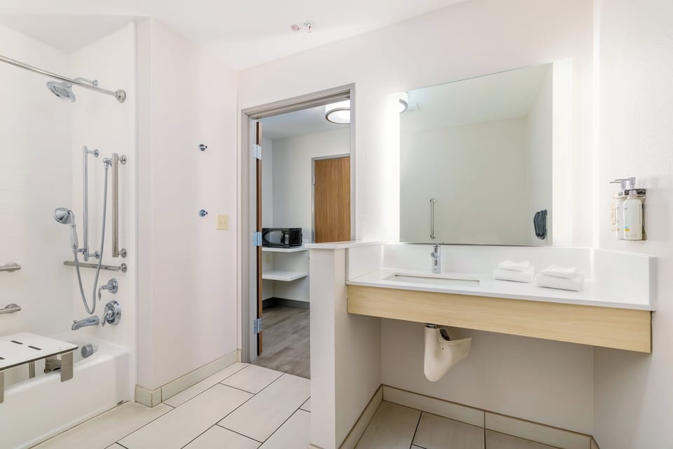 Standard Room, 2 Twin Beds, Accessible Bathtub (Comm, Mobil, Access Tub) | Bathroom | Combined shower/tub, free toiletries, hair dryer, towels