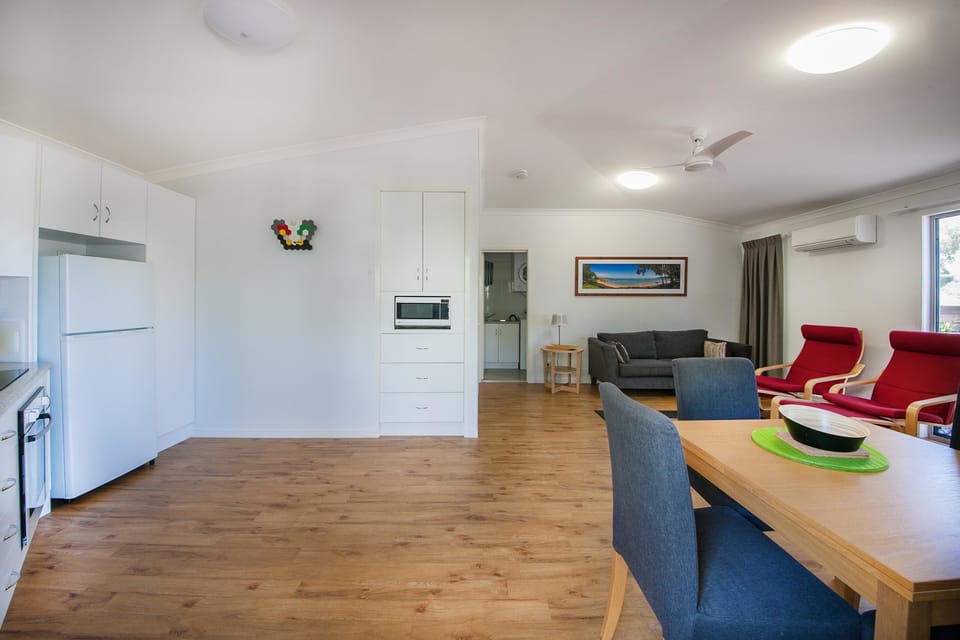 Deluxe Apartment, 1 Queen Bed | Living area | Flat-screen TV