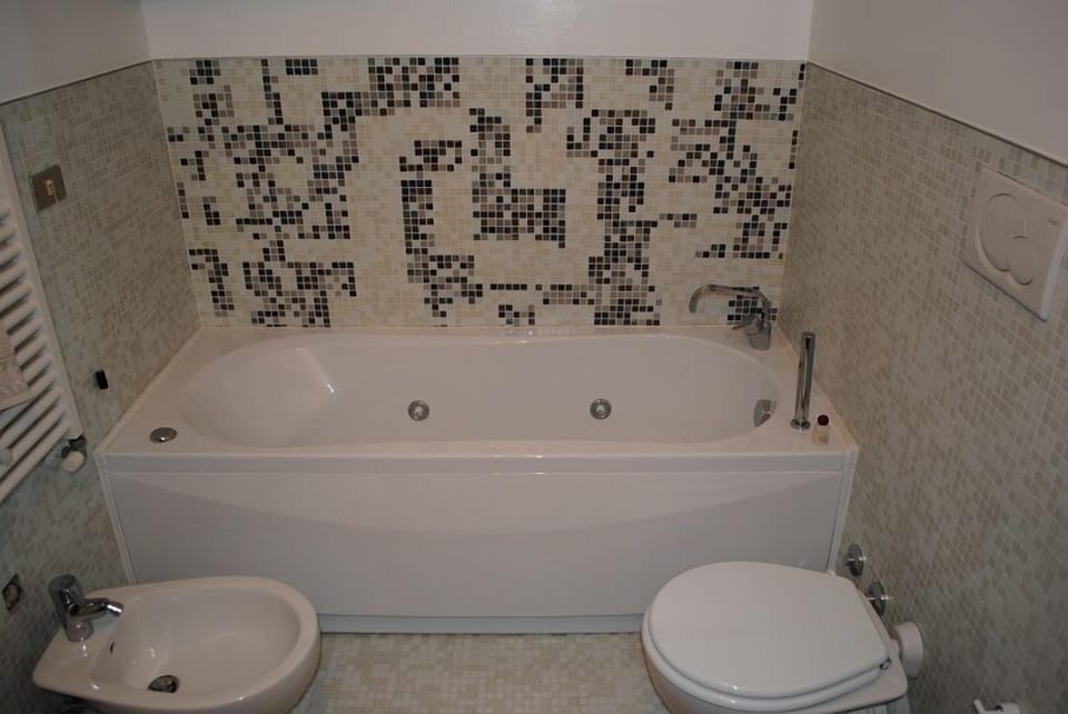 Senior Suite, 1 Bedroom, Canal View | Bathroom | Free toiletries, hair dryer, bidet, towels