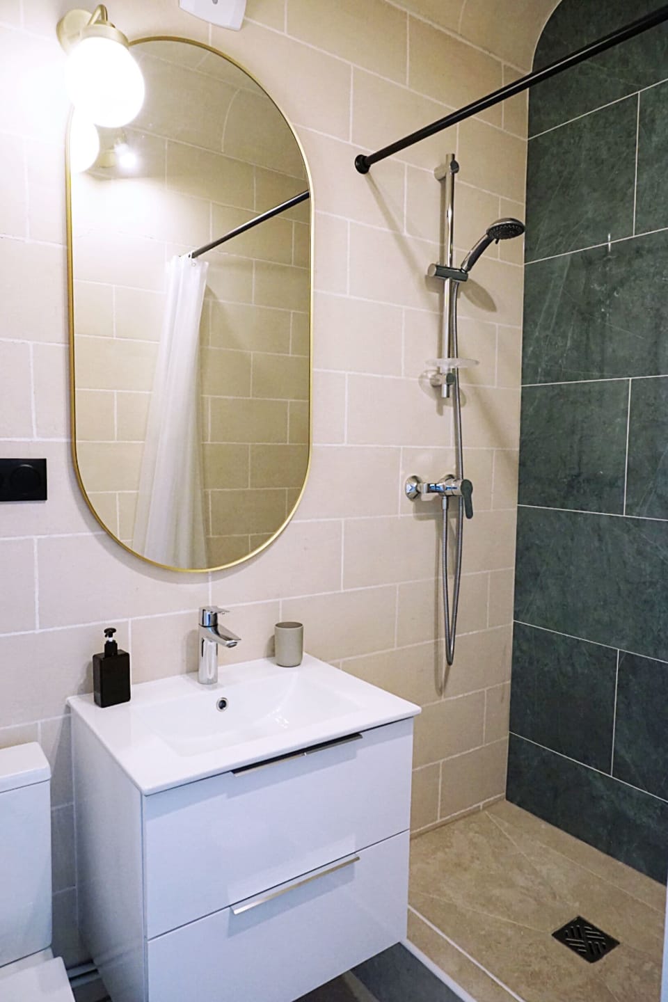 Deluxe Triple Room | Bathroom | Combined shower/tub, free toiletries, hair dryer, towels