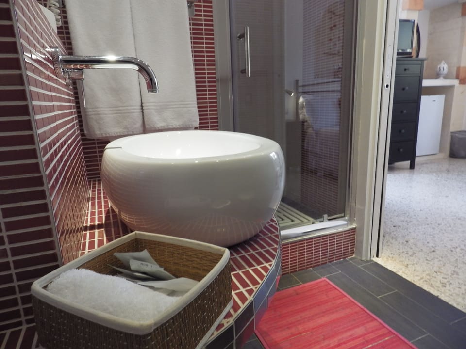 Double Room | Bathroom | Shower, free toiletries, hair dryer, bidet
