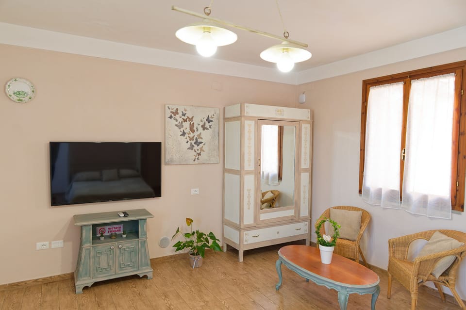 Studio, 1 Queen Bed, Non Smoking | Premium bedding, WiFi (free), individually decorated, bed sheets