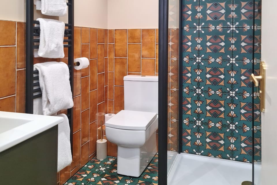 Superior Studio Suite, 1 King Bed | Bathroom | Deep soaking tub, free toiletries, hair dryer, towels