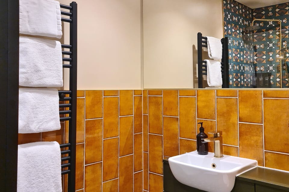 Deep soaking tub, free toiletries, hair dryer, towels