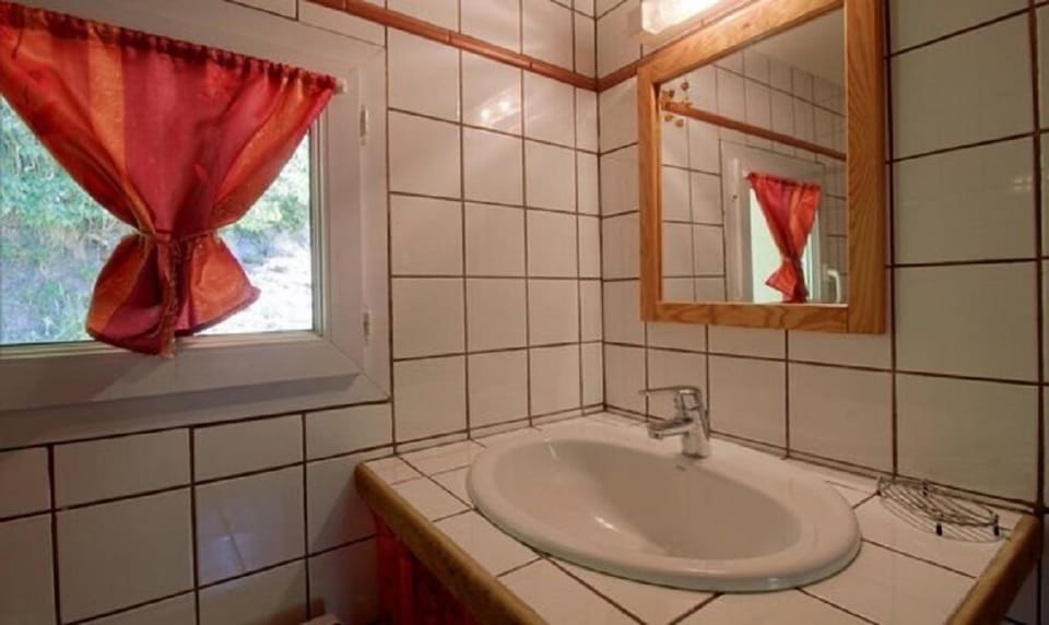 Quadruple Room, Multiple Beds | Bathroom sink