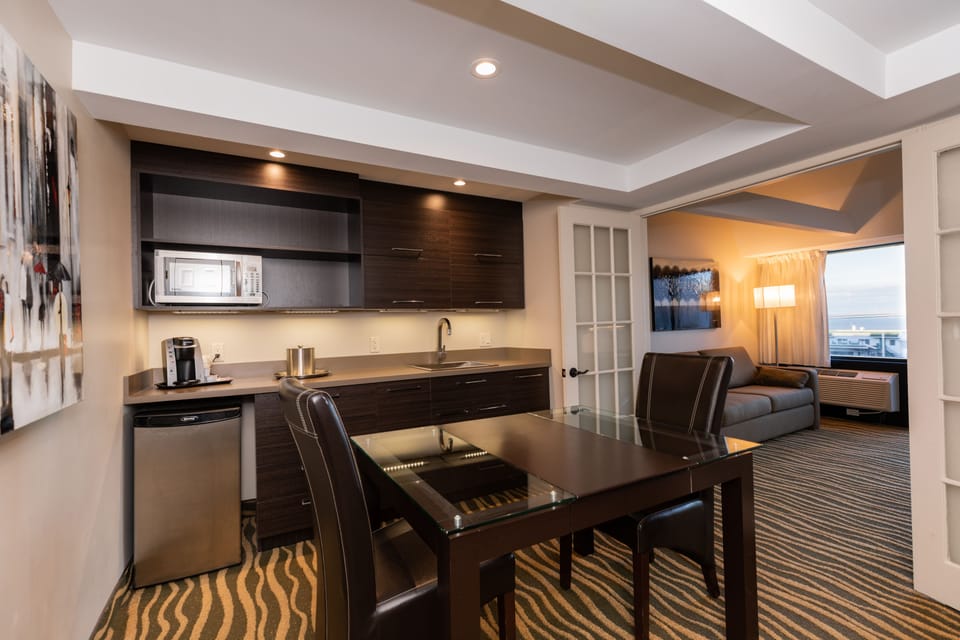 Confort suite 1 king bed | Private kitchenette | Fridge, coffee/tea maker